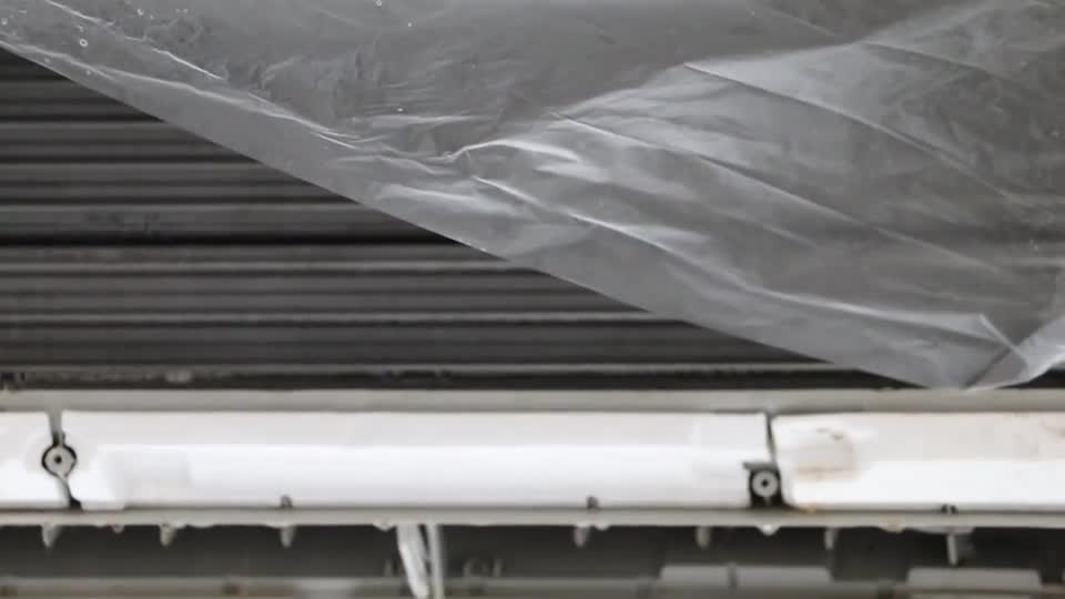 エアコンの内部を清掃する作業風景